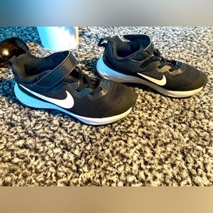 Black Nike tennis shoes (size 12)